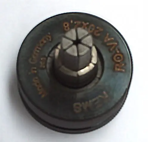 Runder Werkzeugaufsatz aus Metall, beschriftet mit "Made in Germany", mit einem zentralen, sechseckigen Innenprofil. Zu erkennen ist das Daikin-Logo.